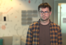 Wpływ sztucznej inteligencji na rynek pracy nie jest powodem do paniki. Żadna ze zmian technologicznych nie wywołała masowego bezrobocia